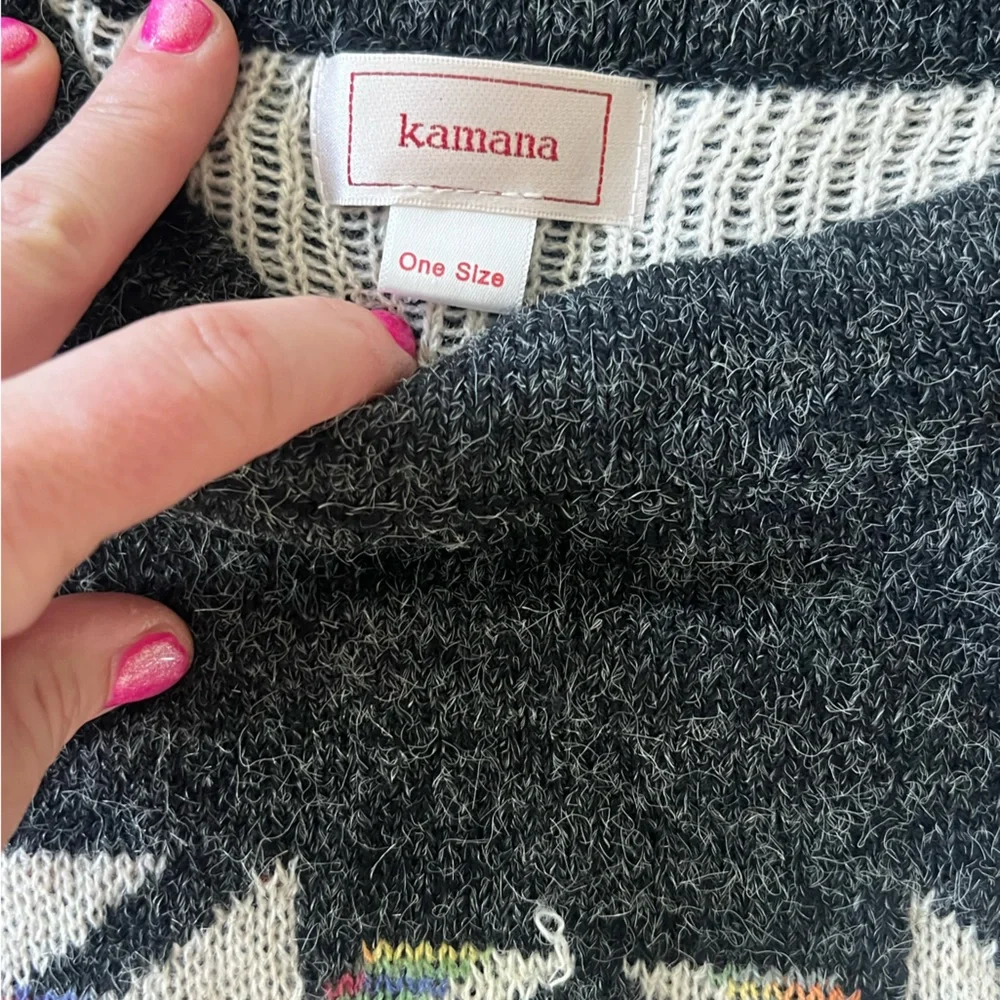 Black and White Geometric Poncho/shawl - Picture 2 of 5